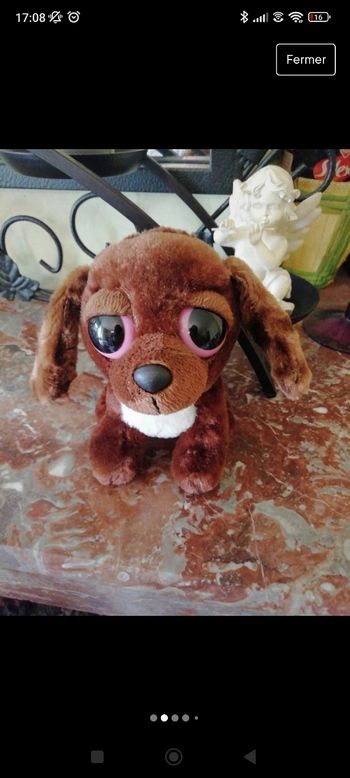 Peluche chien yeux roses