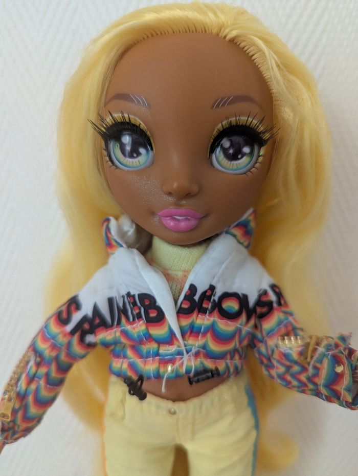 Poupée rainbow high fashion winter break Sunny - photo numéro 2