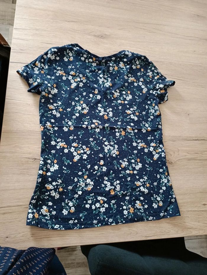 Tee-shirt bleu fleurie - photo numéro 3
