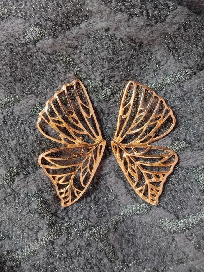 Paire de boucles d'oreilles dorée papillon Neuve - photo numéro 5