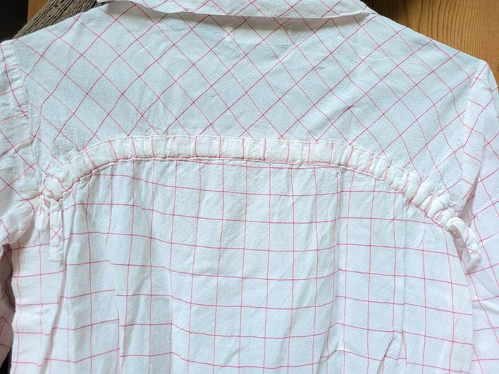 Très beau chemisier, coupe originale, Zara, 9 ans, couleur crème à carreaux roses - photo numéro 4