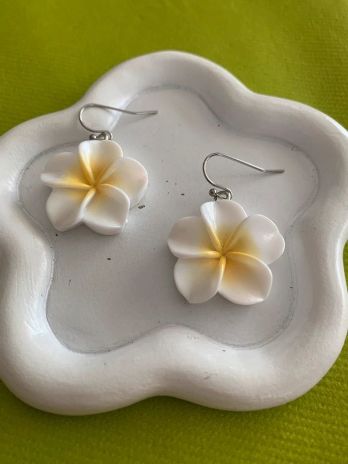 Boucles d’oreilles fleur d’hibiscus blanche en résine - photo numéro 3