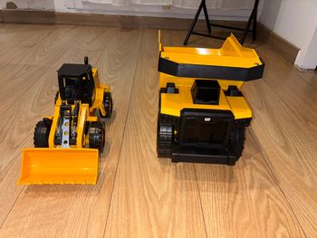 Camion Cat benne en acier et tracteur