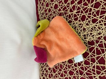 doudou plat carré oreilles jaune , vert , bordeau , orange