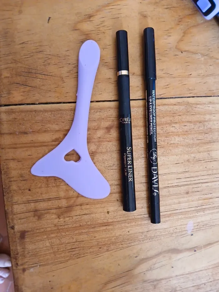 Petit accessoire de maquillage pour les yeux et 2 crayons on noir waterproof protection