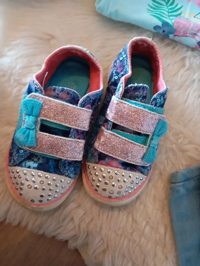 Gros Lot fille 2/3 ans 💗 jean Zara + debardeurs Primark + basket Skechers +  veste sans marque - photo numéro 9