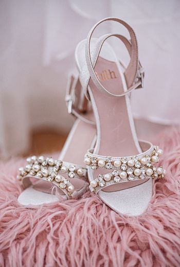 Sandales à talons et ornement perle