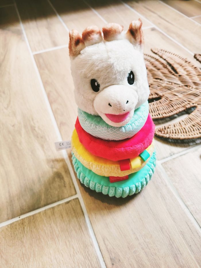 🦒Pyramide/tour anneaux sensoriels à empiler en tissu peluche marque Sophie la Girafe - photo numéro 2