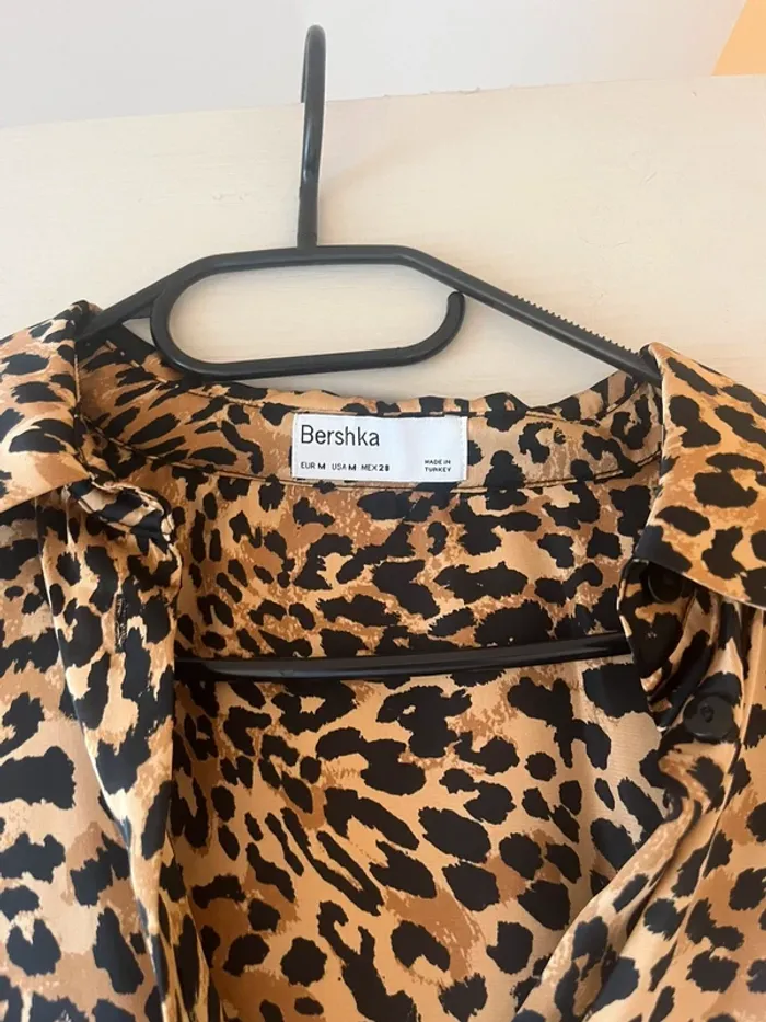chemise léopard bershka satinée - photo numéro 4
