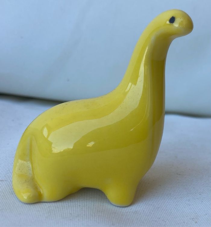 Petit dinosaure en céramique