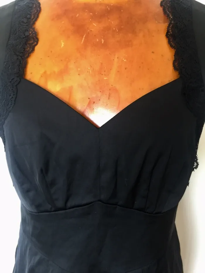 Petite robe noire à dentelles