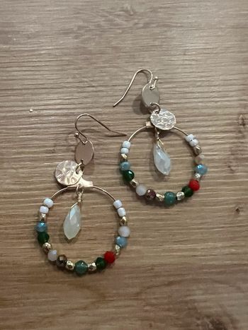 Petite paire de boucles d’oreilles multicolores