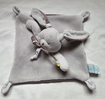 Doudou Lapin carre plat gris et taupe - Baby Nat