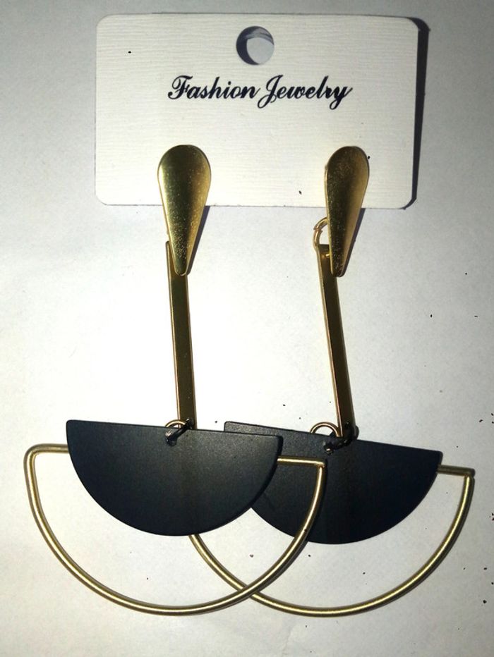 Boucles d'oreilles pendantes demi-cercles dorées et noir mat.