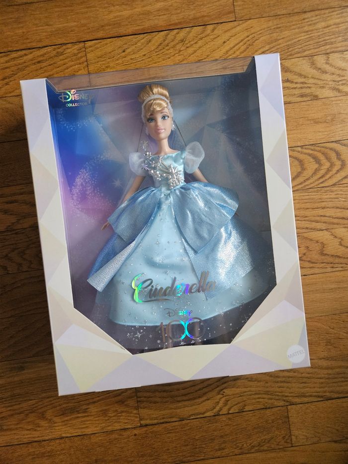 Poupée cendrillon neuve 100 ans disney collector 
Jamais ouverte.