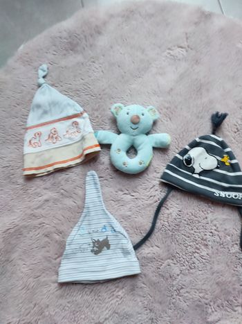 Lot bébé 3 bonnets+ un hochet ours 