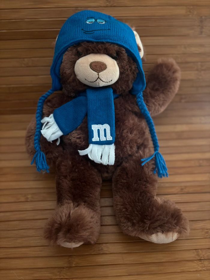 Neuf doudou ours marron écharpe bonnet bleu m&ms world