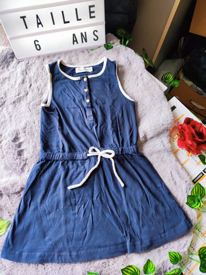 Petite robe bleu marine bordure blanche 6 ans