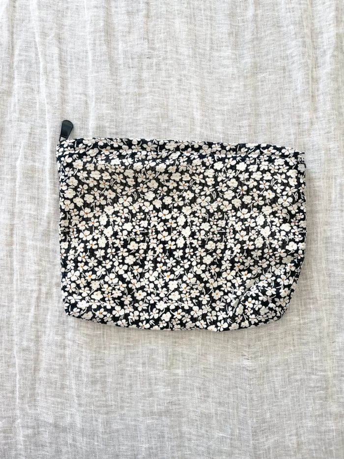 Jolie pochette à fleurs noir et blanche