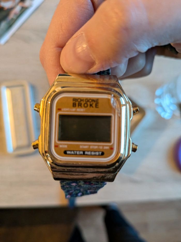 Montre digitale avec bracelets interchangeables - photo numéro 4