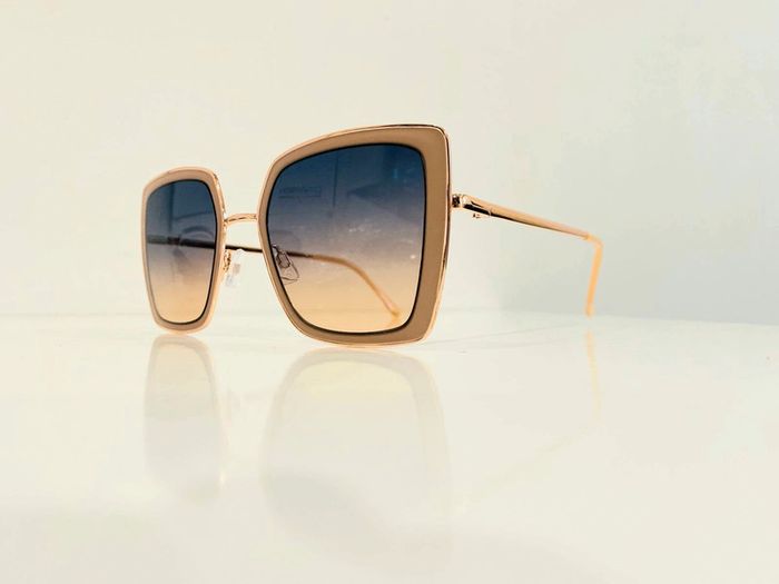 Lunette de soleil femme carrée contour beige et dorée verres dégradés UV protection catégorie 2 - photo numéro 3