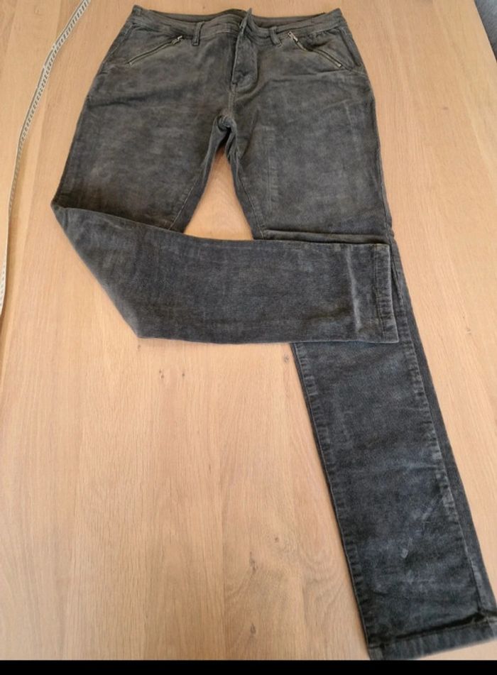 Pantalon gris en velours côtelé de chez C&A en T38