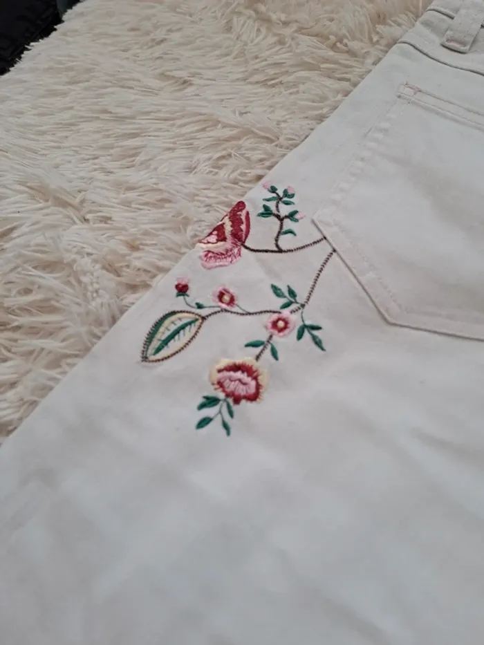 Jean blanc brodé fleurs 🌸 Taille 36 – M&S – Style vintage élégant - photo numéro 5