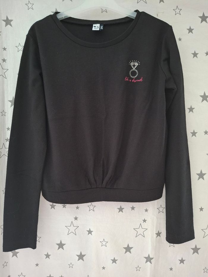 Tee-shirt croptop noir manches longues avec une bague 12 ans 3 Pommes
Très bon état ni trous ni tache - photo numéro 2