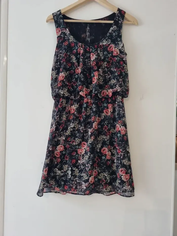 Robe d'été fleurs et dentelle neuve - photo numéro 3