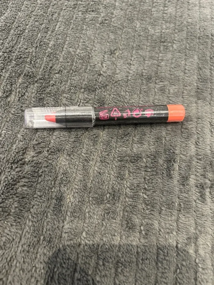 Crayon rouge à lèvres - photo numéro 2