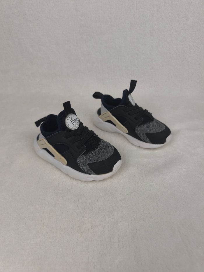 Baskets Nike Huarache Garçon pointure 25 - photo numéro 6
