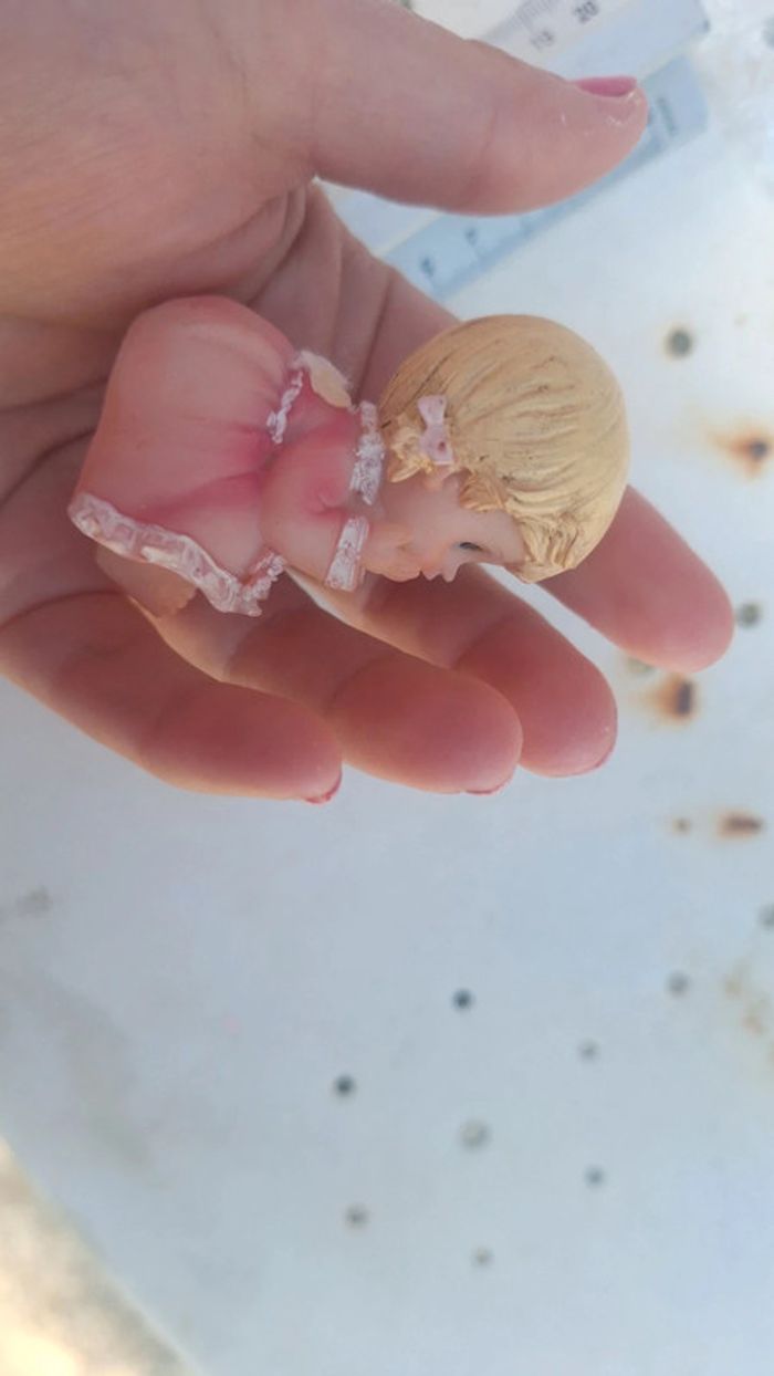 Figurine petite fille robe rose blonde - photo numéro 4