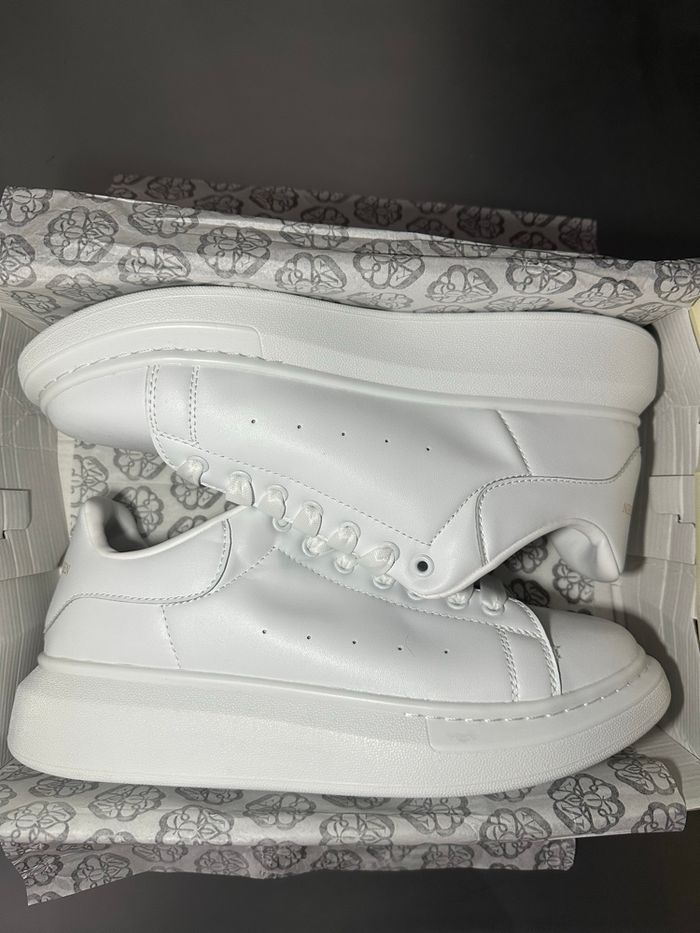 Sneakers Alexander McQueen blanches – taille 45, boîte abîmée