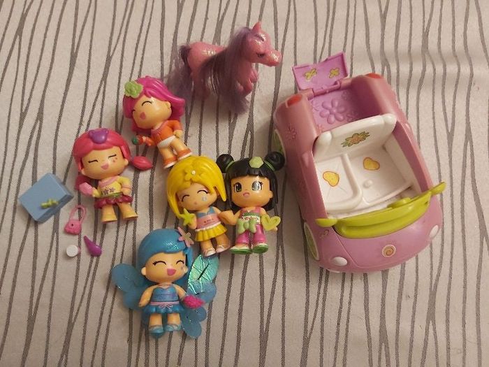 Lot poupées Pucca et voiture