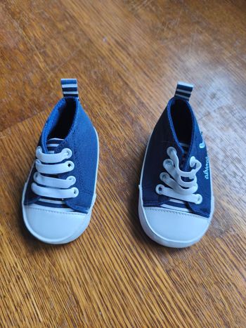 Lot de petites chaussures bébé