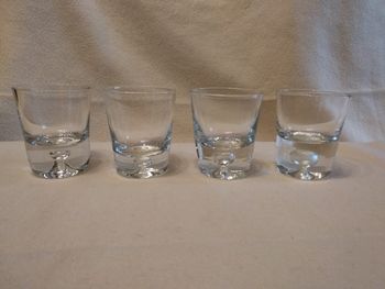 4 petits verres à digestif