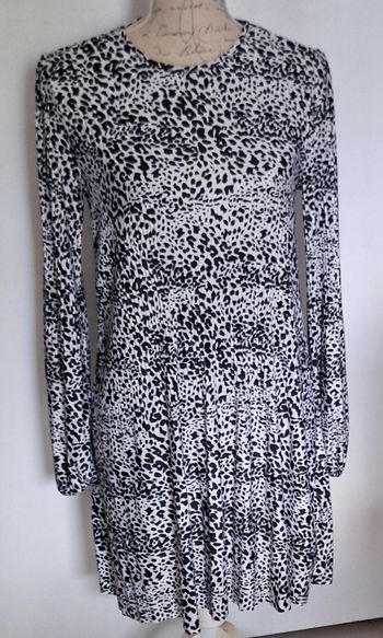 Robe blanche et noire fluide plissée