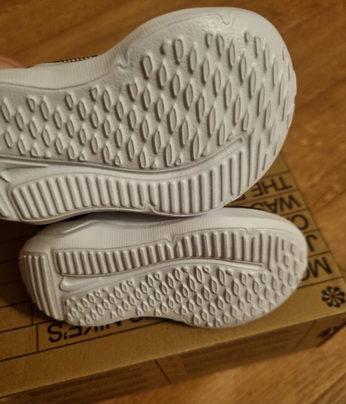 basket Nike noir et blanche taille 18 1/2 - photo numéro 4