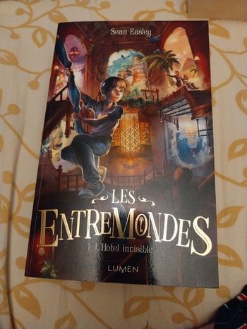 Roman Les Entremondes tome 1 L'Hôtel Invisible - Sean Easley - Lumen
