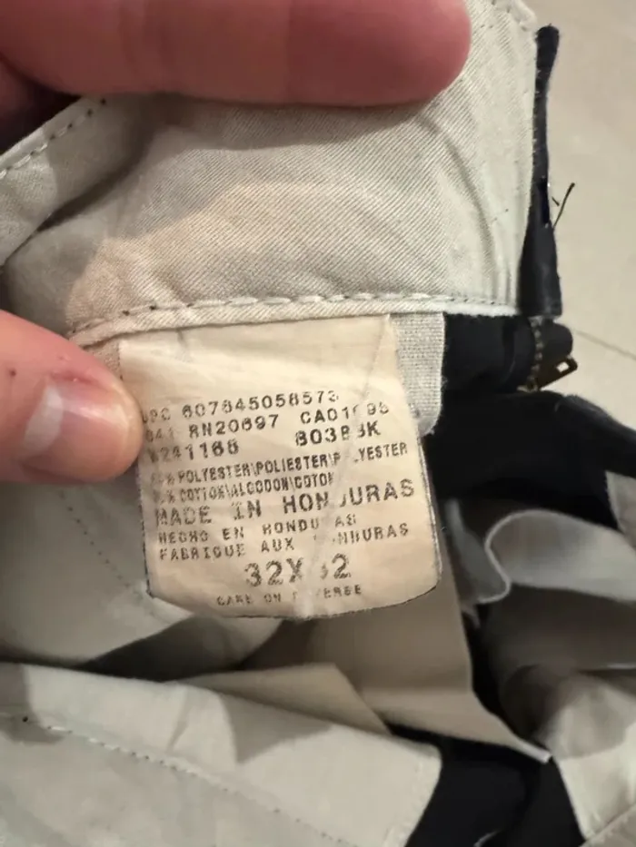 Pantalon noir Dickies, bon état mais un tout petit trou , 42x107cm - photo numéro 4