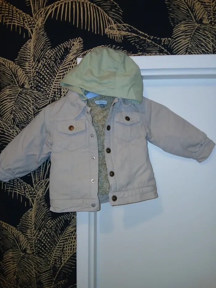 💚 Jolie veste à capuche bien chaude taille 18 mois.