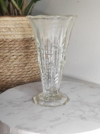 Vase en verre sculpté vintage