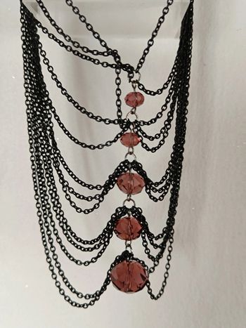 Collier retombant chaînes noires, perles