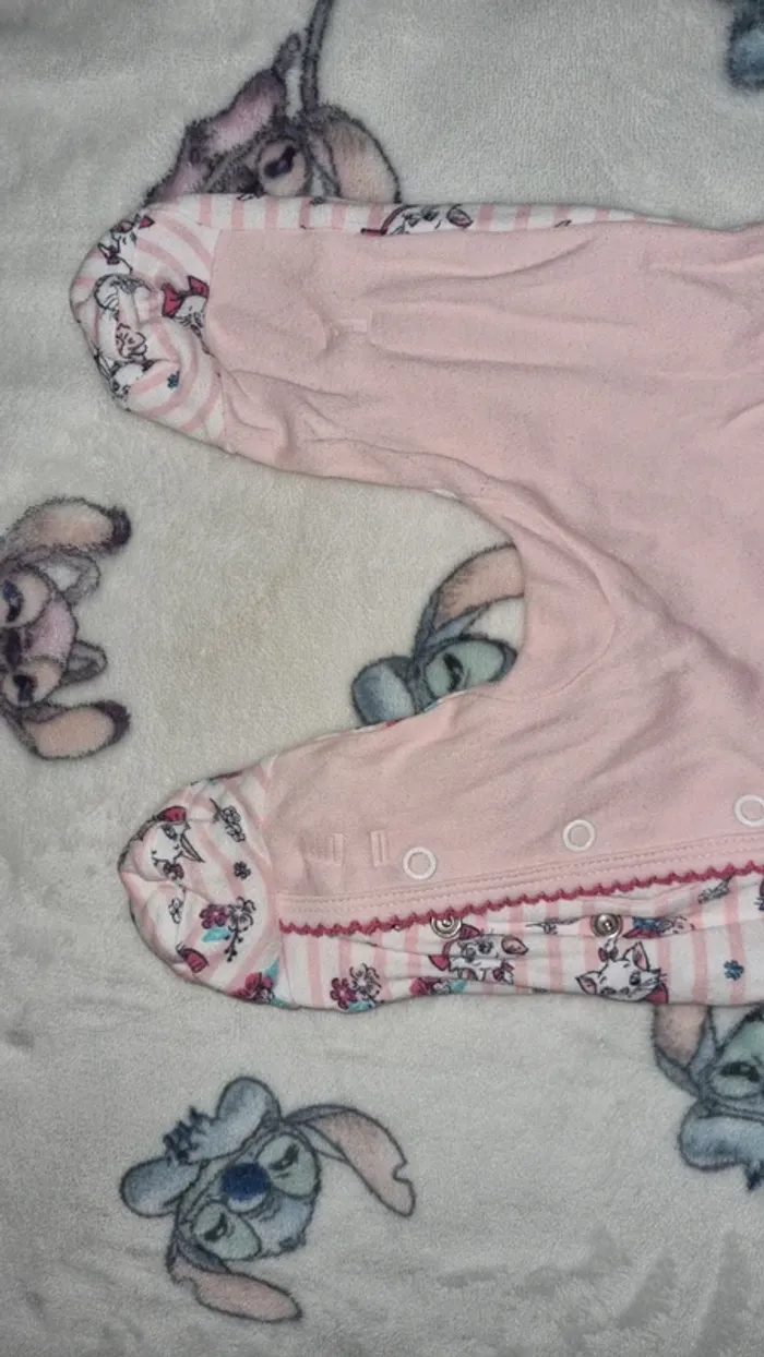 Pyjama Disney 1 mois en bon état - photo numéro 5