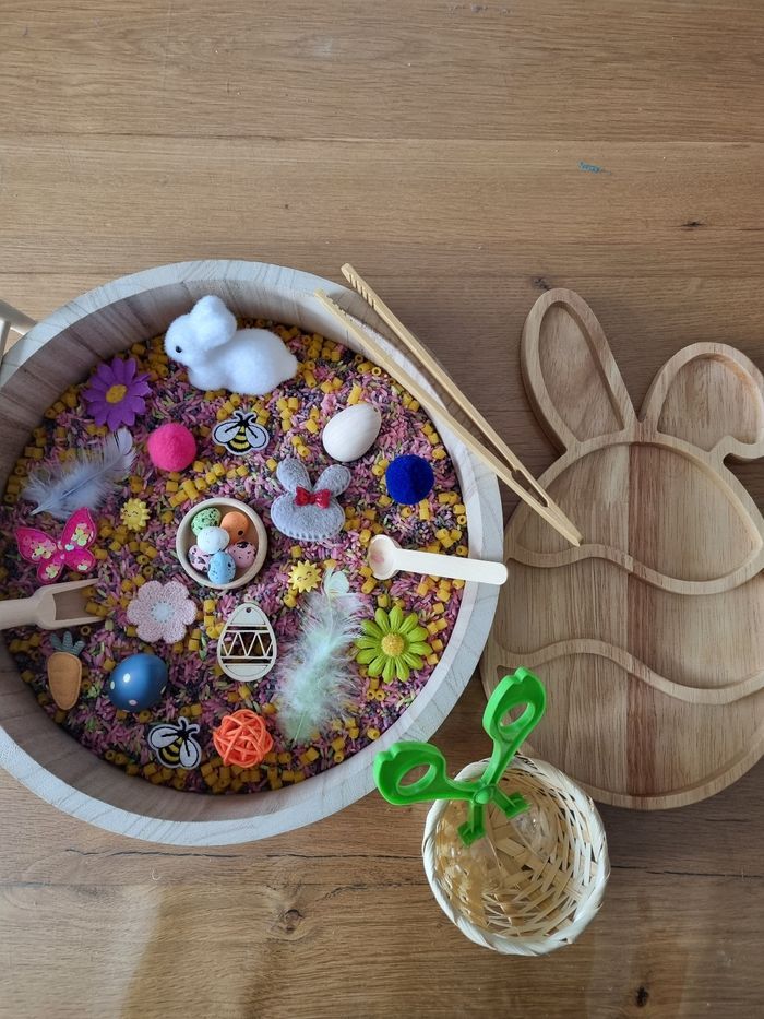 Kit de jeu de transvasement sensoriel riz coloré thème : Œuf lapin de Pâques - photo numéro 1