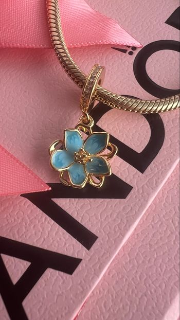 Charm jolie fleur de cerisier doré et bleue