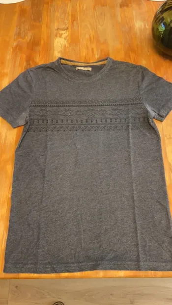 T-shirt gris moucheté avec imprimés