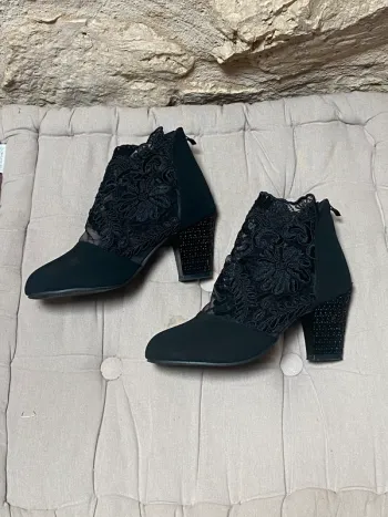 Bottines noires à talon avec dentelle taille 36
