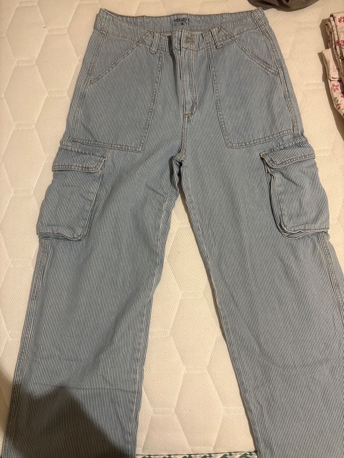 Pantalon bleu à rayures blanches