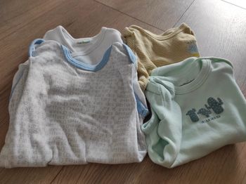 Lot de 4 bodies manches courtes 3 mois